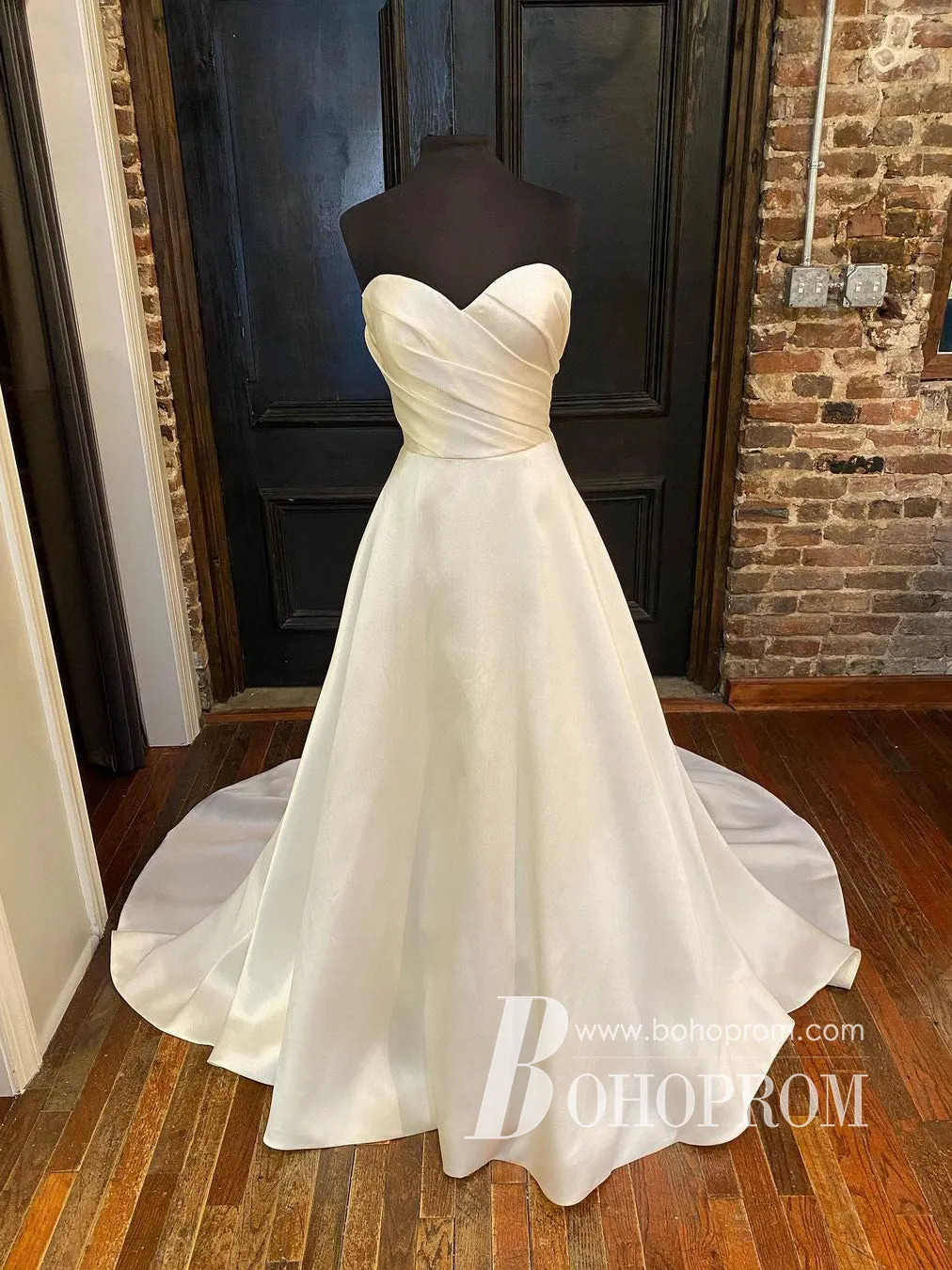 Classic Satin Chapel Train Long Wedding Dresses Sweetheart A-line Bridal Gowns WD665